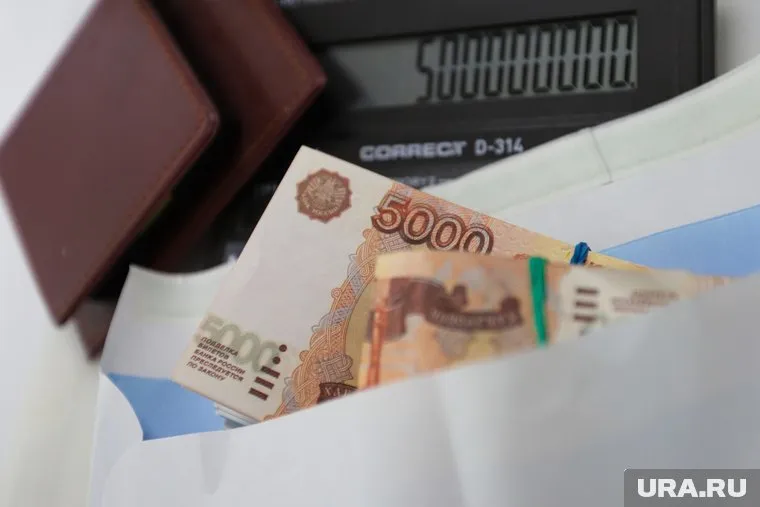 Сотруднику медучреждения передали 20 тыс. рублей