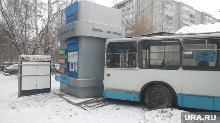 Троллейбус врезался в киоск в Екатеринбурге