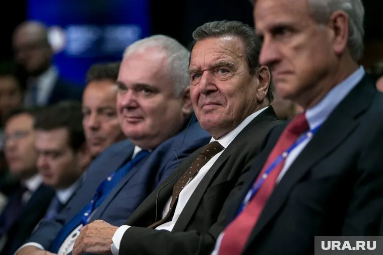 Герхард Шредер заявил, что Крым должен быть в составе России