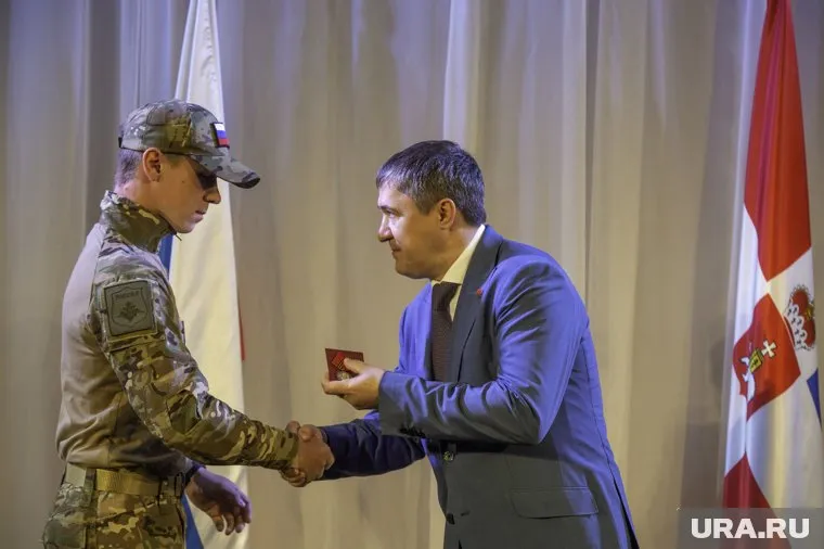 Бойцы СВО получили награды из рук губернатора Дмитрия Махонина