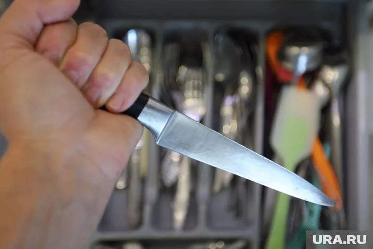 Повар вонзил в мужчину кухонный нож, вступившись за коллегу