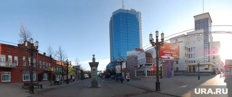 Женщина гуляет обнаженная во дворе дома