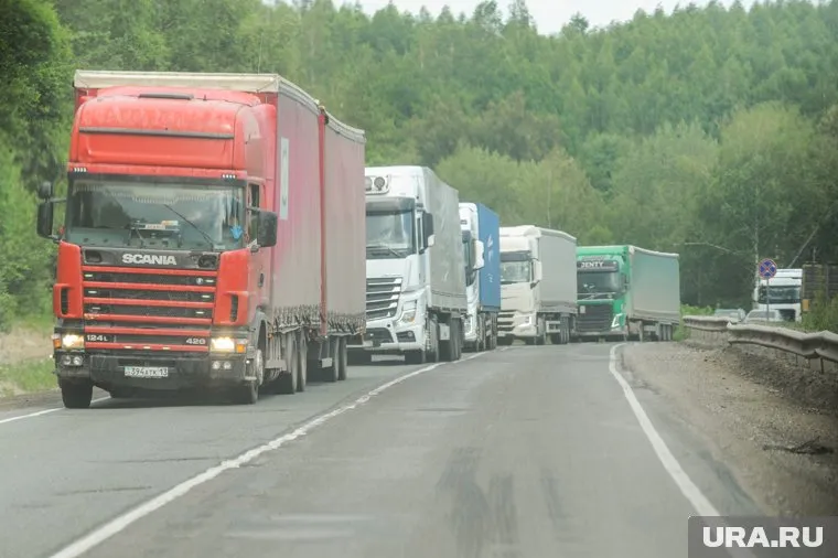 Дальнобойщики бросают свои фуры, как только выезжают за пределы Украины, рассказал Артем Шевченко