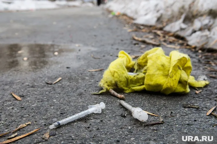 Силовики направили на экспертизу шприц, найденный на месте нападения на школьницу