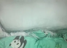 Из дома с покрытыми снегом стенами переезжают замерзающие ямальцы