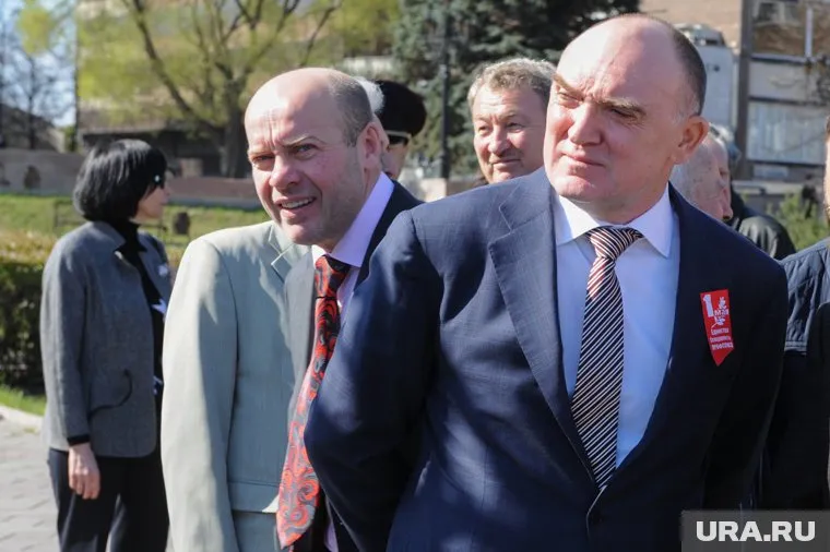 Дубровский (справа) взял время на раздумье по сделке, предложенной Колесниковым (слева)