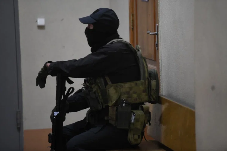 В суде присутствует множество вооруженных бойцов и судебных приставов