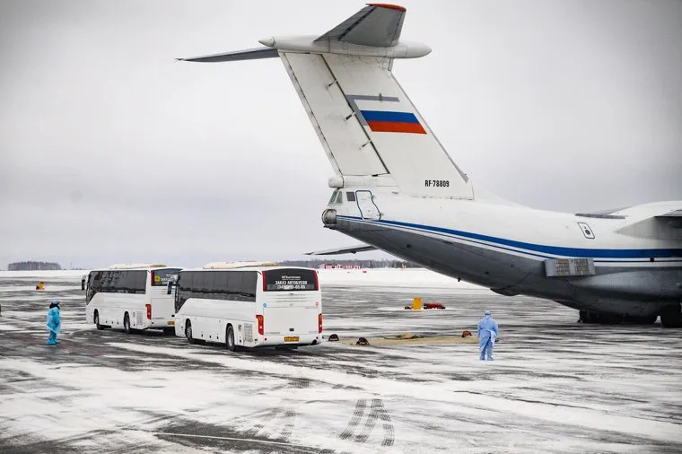 Cамолет Ил-76 военно-космических сил России прилетевшbq из Китая. Тюмень