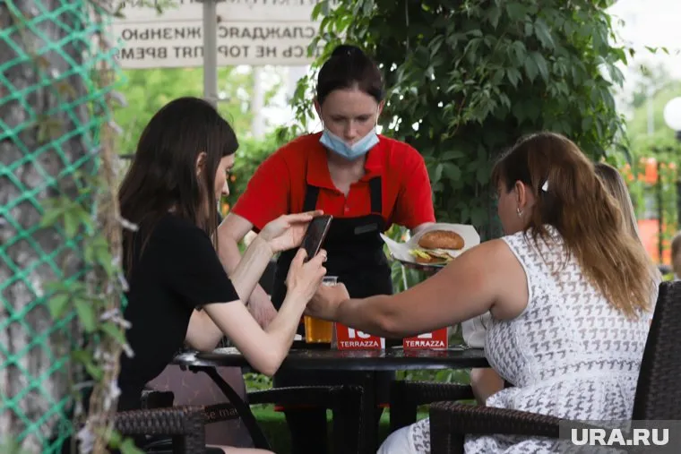 Владельцы и посетители летних кафе должны соблюдать санитарные нормы, отметил Геннадий Онищенко