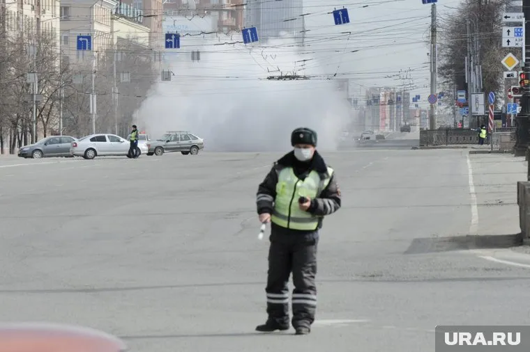 Полицейские защищают себя при помощи масок