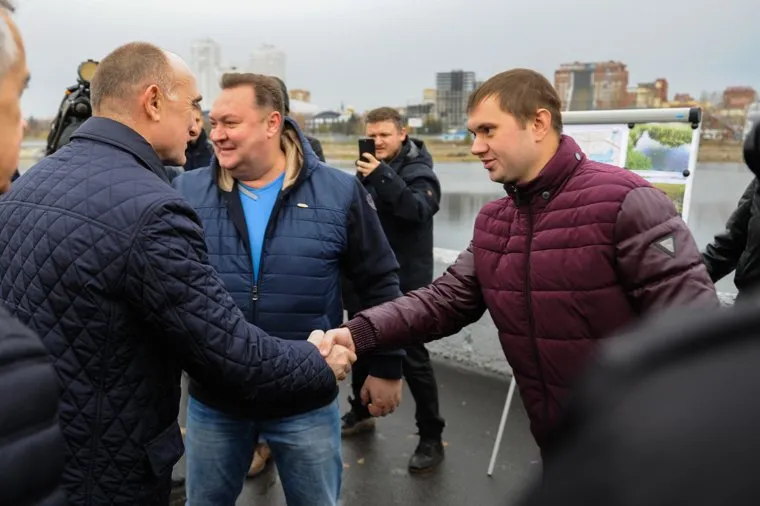 Рабочий объезд Борисом Дубровским объектов строящихся к саммитам ШОС и БРИКС. Челябинск, рукопожатие, безруков виталий, дубровский борис