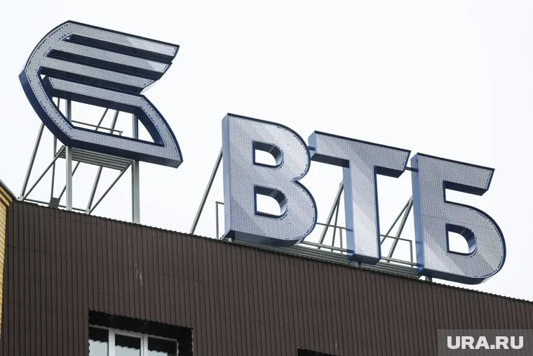 В ВТБ заявили, что несмотря на перебои со связью их банкоматы, расположенные в отделениях, функционируют штатно