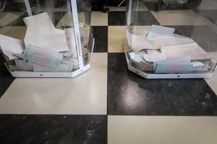 Праймериз "Единой России". Москва, выборы, бюллетени в урне, голосование