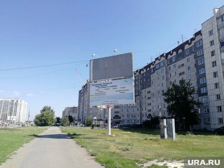 Анастасия Романович заявляет, что на этом билборде еще вчера висел ее плакат