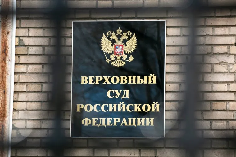 Помывка памятника Юрию Гагарину на Октябрьской площади. Москва