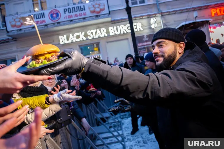 Тимати собирает целые толпы любителей рэпа и бургеров