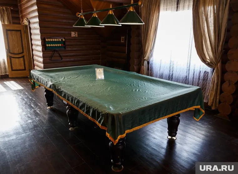 В здании центра есть ресторан и бильярдная комната (архивное фото)