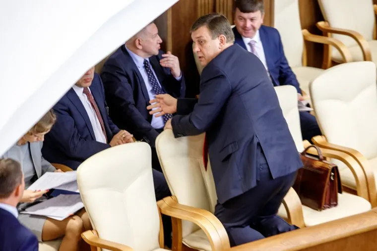 Утверждение старых новых министров и замгубернаторов Свердловской области на очередном заседании заксобрания. Екатеринбург, черкашин валерий, на коленях, спиной к людям, задом вперед