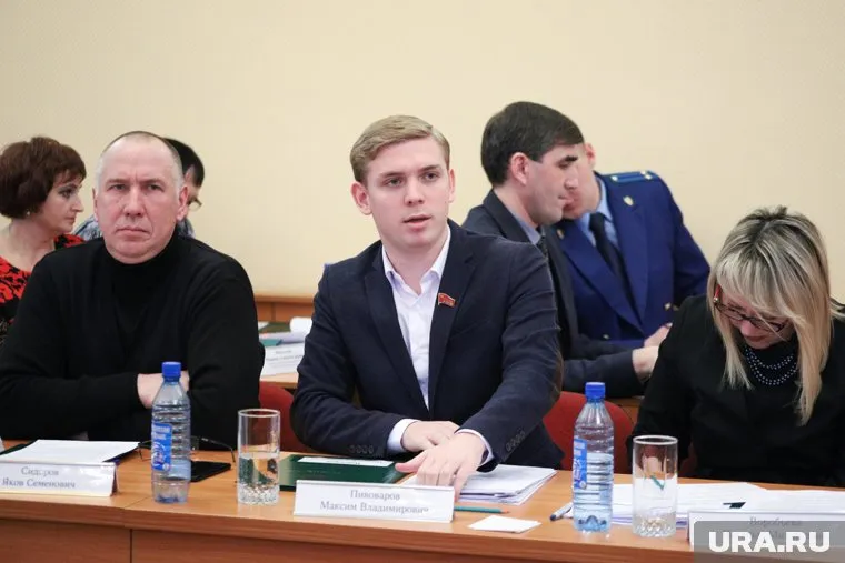 Рядом с Максимом Пивоваровым (справа) сидит предыдущий директор МУПа Яков Сидоров