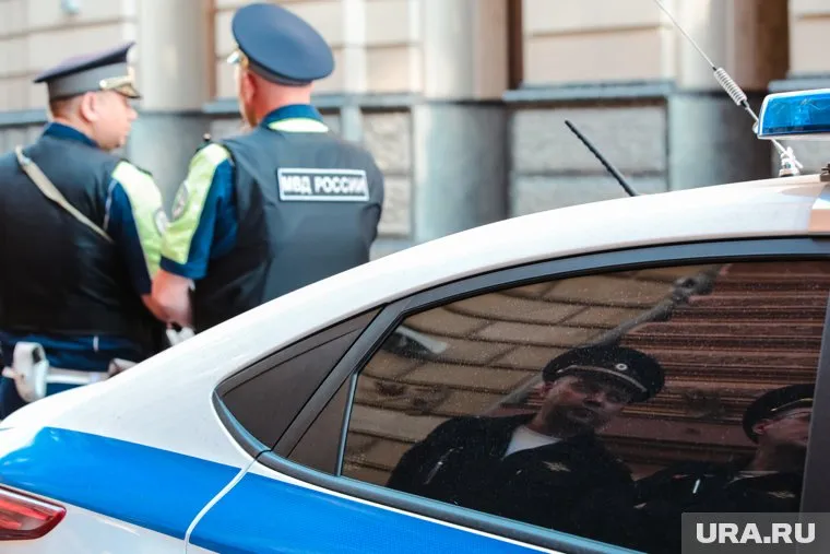 Сотрудники ДПС остановили машину для проверки документов (архивное фото)