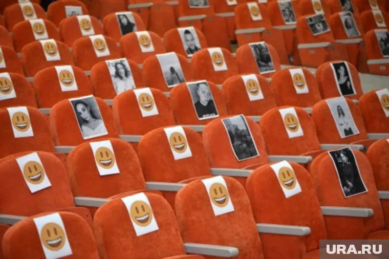 Людей в зале было очень мало, а вот портретов и смайликов много