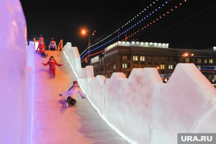 Ребенок получил травмы во время катания на ледяной горки