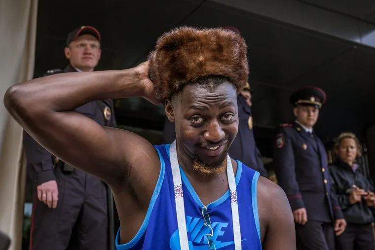 Город во время ЧМ. Екатеринбург, негр, афроамериканец, полиция, меховая шапка