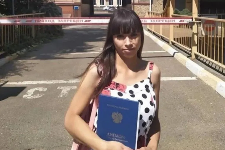 По одной из версий, миниатюрную женщину ростом 145 см мог похитить мужчина ростом около двух метров