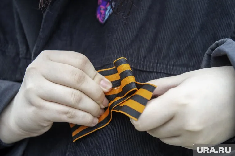 Люди пришли на мероприятия в Берлине с георгиевскими лентами