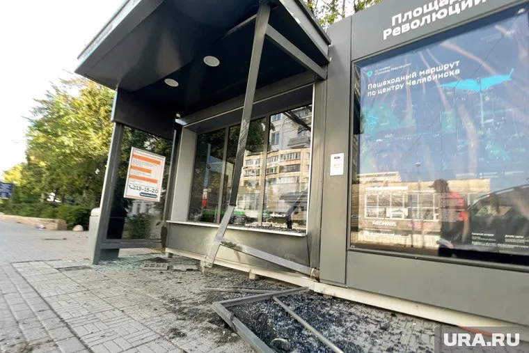 Иномарка вылетела на остановку после столкновения с другой машиной
