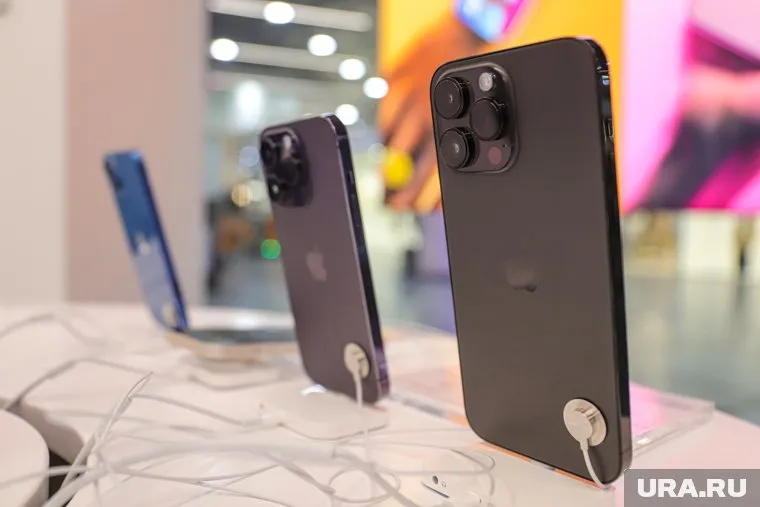 Apple пока не сняла с продажи последний IPhone с «челкой».