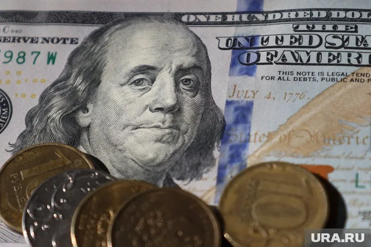 Курс доллара упал на 20 копеек, сообщает Мосбиржа