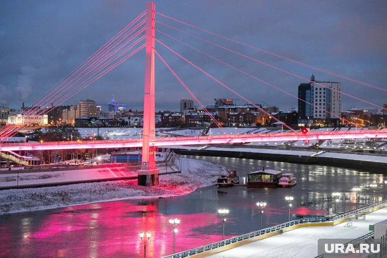 Коттедж находится рядом с городской набережной