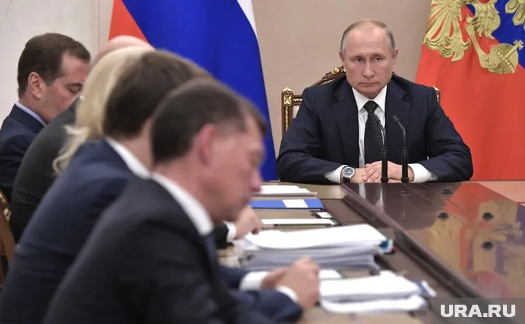 Владимир Путин поручил разобраться с зарплатами врачей без «фокусов»