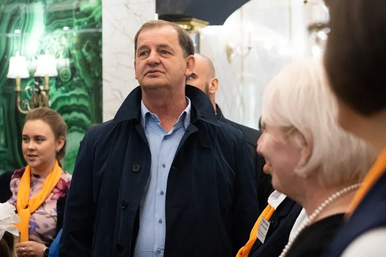 Торжественная линейка в школе № 106. Екатеринбург