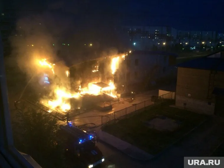 Огонь моментально охватил все здание