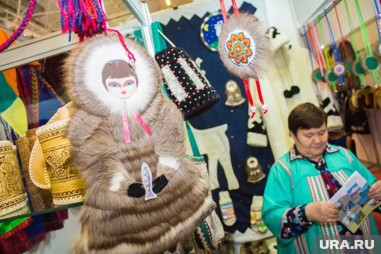 Гостям фестиваля «Дух огня» предлагают купить сувениры с местным колоритом