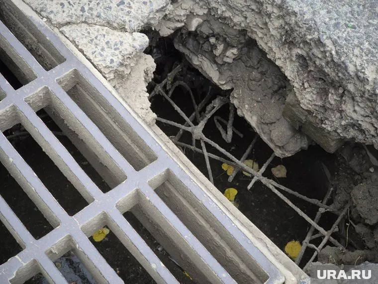 На дороге образовался провал