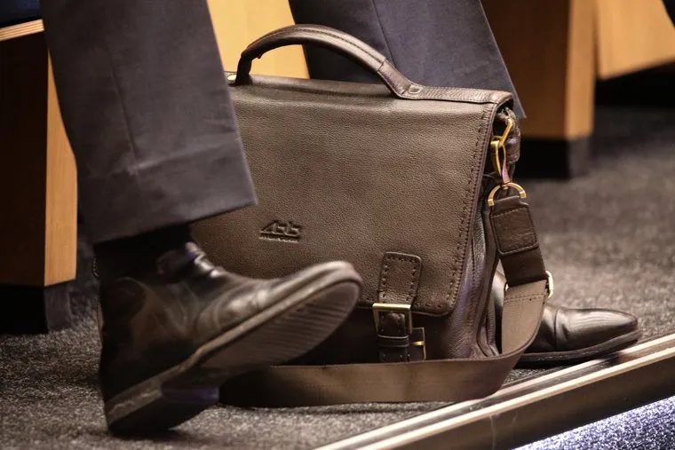 Чиновник, бизнесмен, портфель. Москва