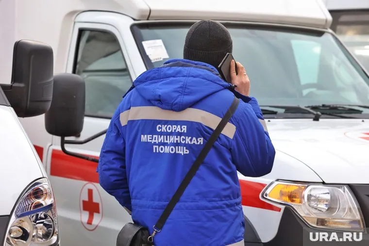 Девушке сломали нос и сильно травмировали ногу