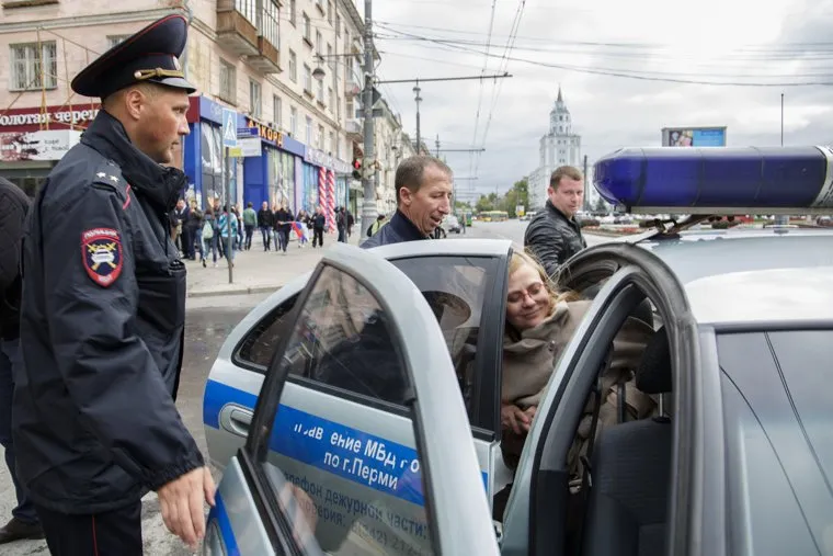Несанкционированная акция против изменения пенсионной системы в Екатеринбурге, навальный, полиция, несанкционированный митинг, вавилова наталья