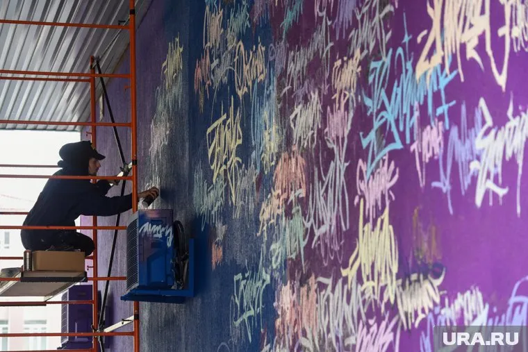 Мэр Нового Уренгоя Андрей Воронов поручил молодежи расписать стены скейт-парка