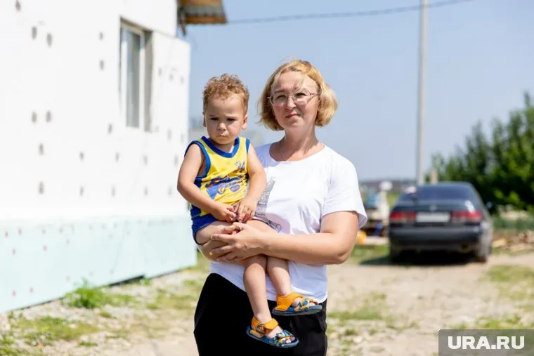 Юлия Уткина одна воспитывает двухлетнего внука Тимофея