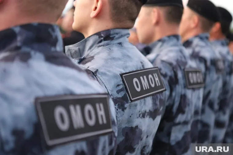 Спецназовцам ОМОН и полицейским пришлось оцепить место происшествия