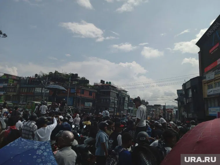 В Непале проходят протесты после запрета мессенджеров и соцсетей