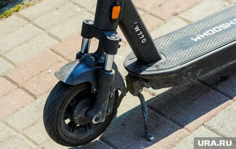 Водитель самоката попал в больницу после аварии