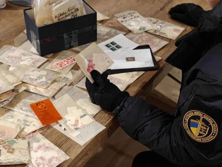 На Украину ввезли марки с изображением Гитлера на сумму в более 1,5 млн гривен