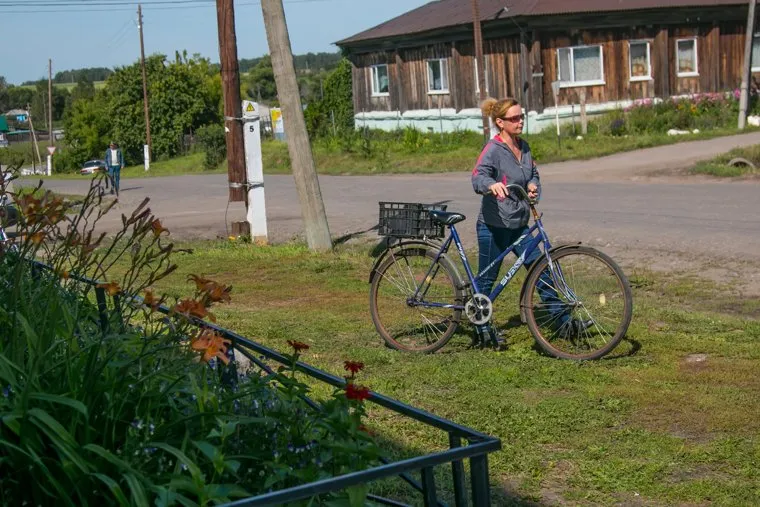 Спасо - Преображенский храм в селе Батурино, село батурино, девушка с велосипедом, селянка