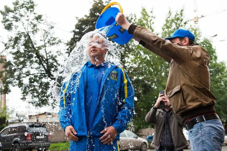 Обливание Игоря Торощина возле генконсульства США и Украины. Екатеринбург, торощин игорь, лдпр