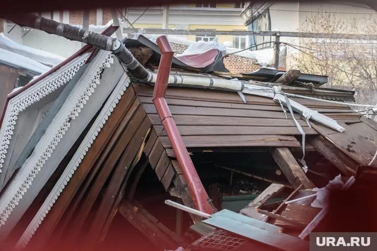 Власти снесли половину дома, в другой части проживала семья